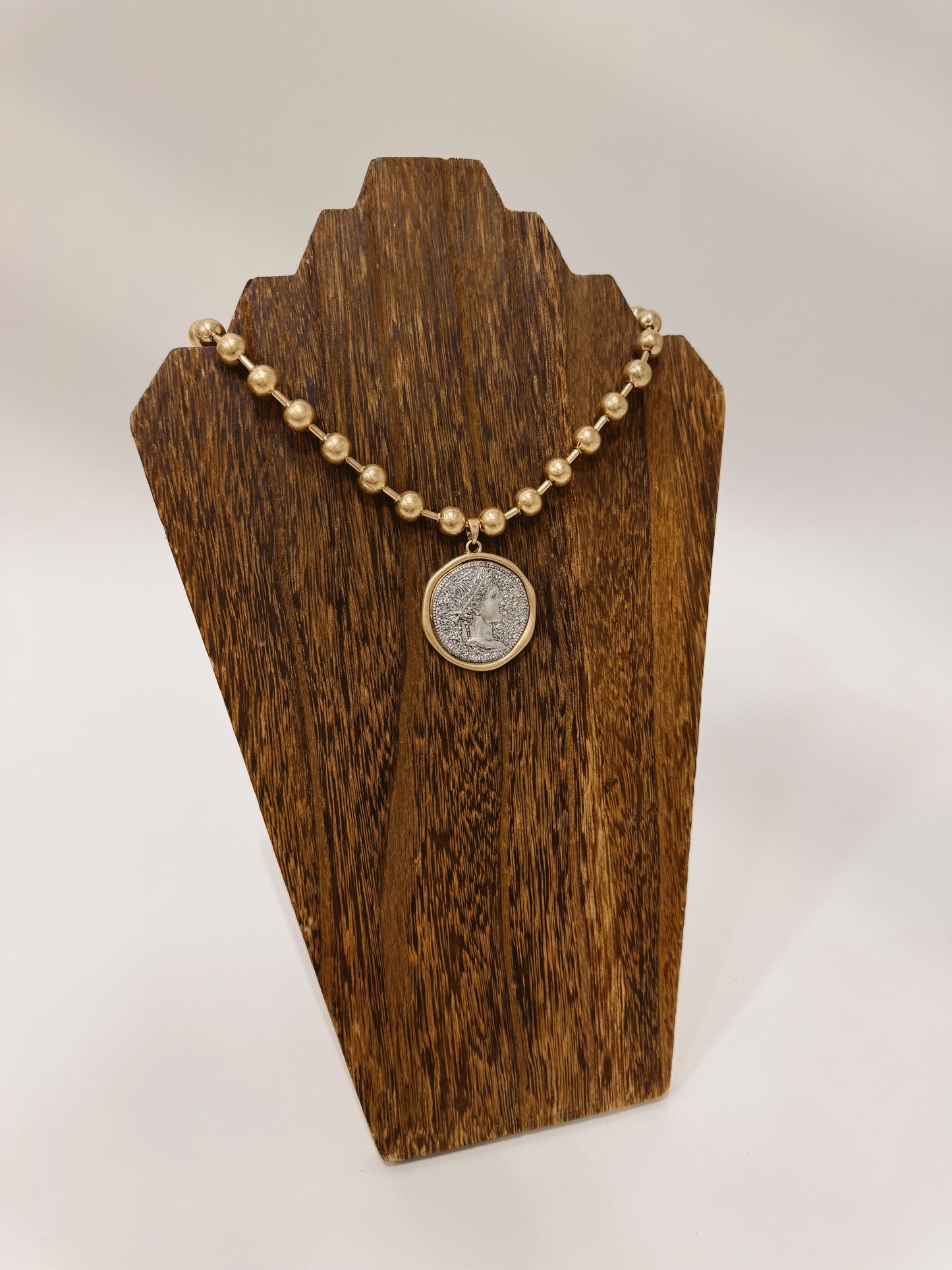 The Queen Necklace
