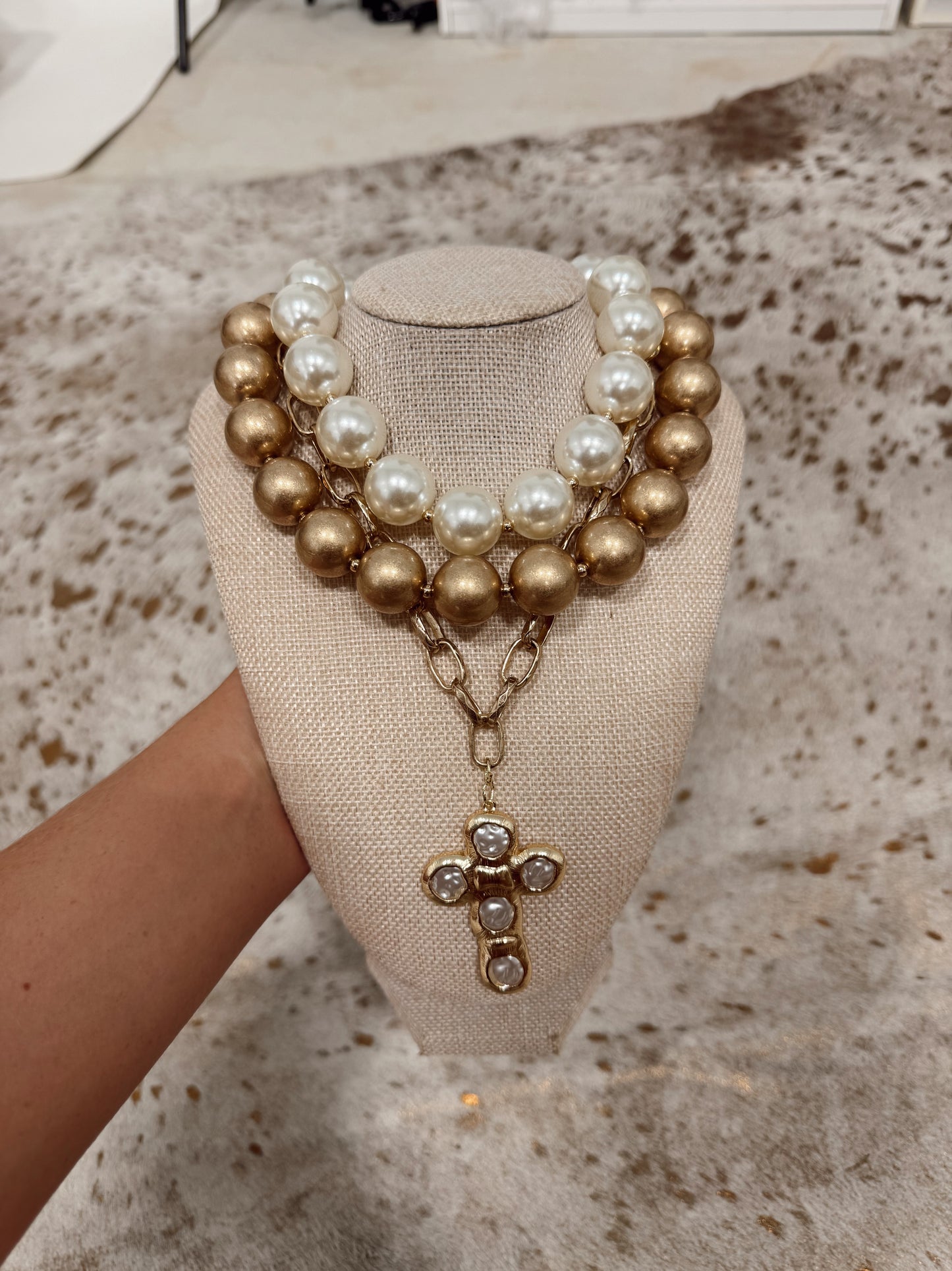 Chunky Perla Cross Necklace